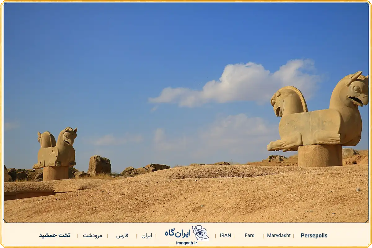 دو سرستون شیر تخت جمشید در آسمان آبی