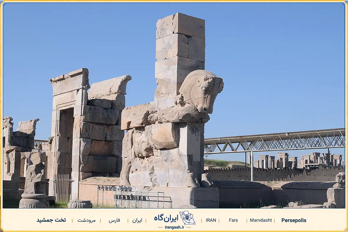 سرستون و یکی از ورودی‌های تخت جمشید