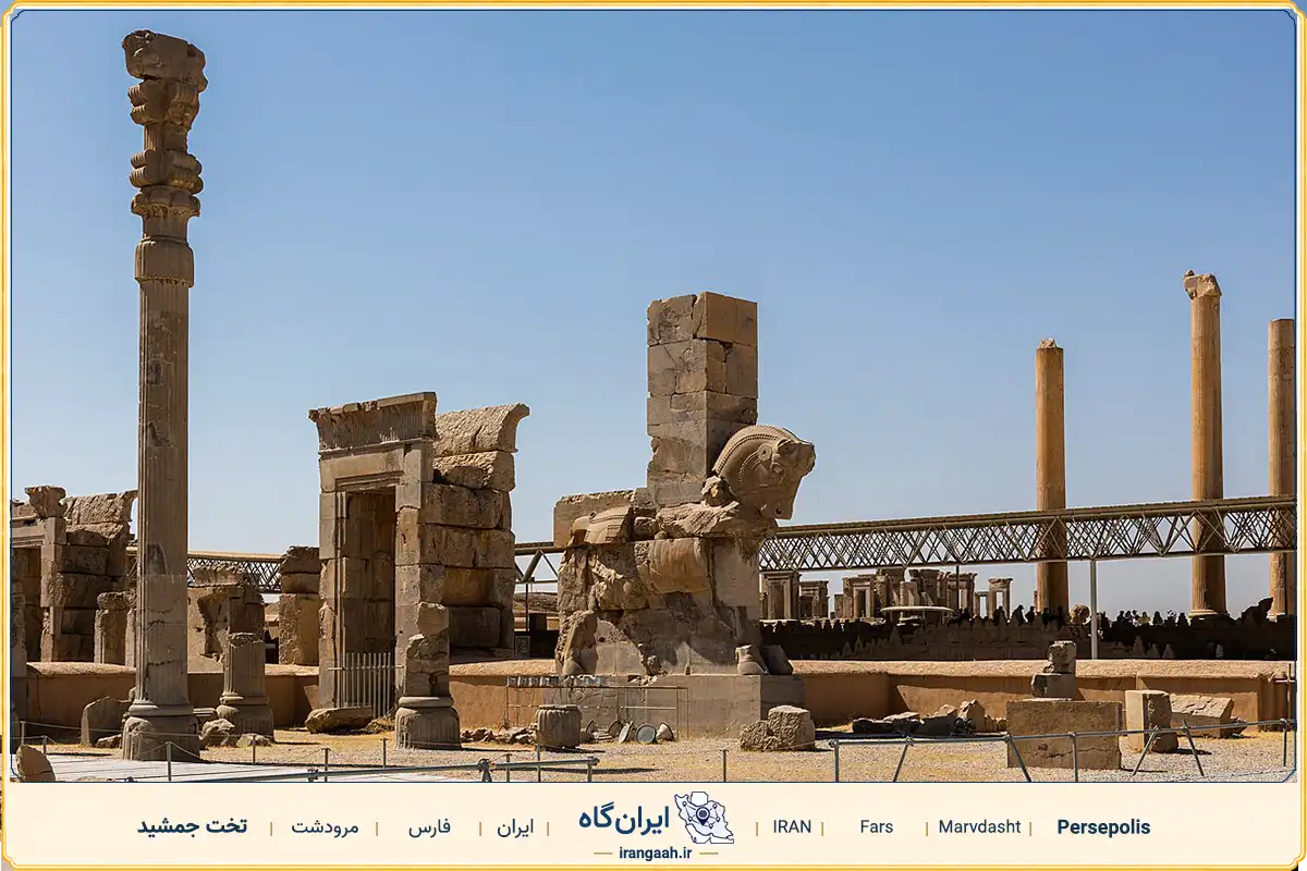 سرستون اصلی تخت جمشید در فضای کلی آن